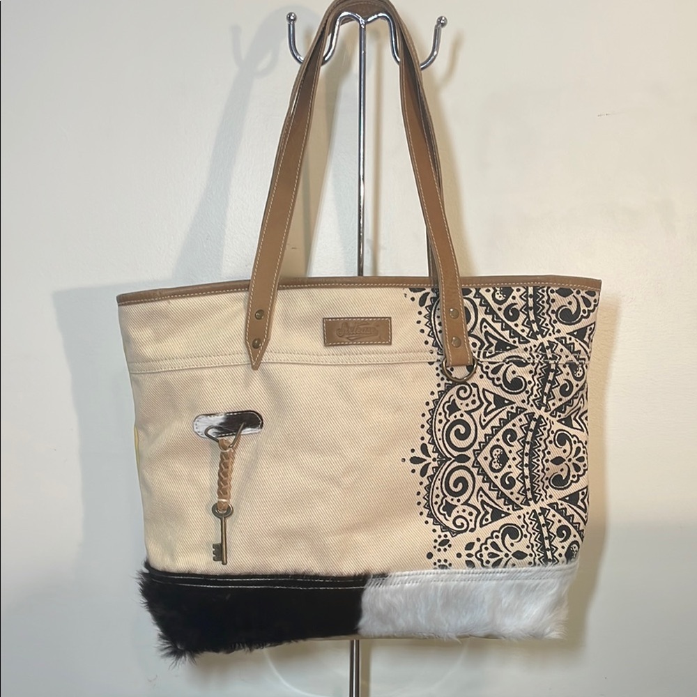Sixtease Chic Cream and Black Tote with Key Accent